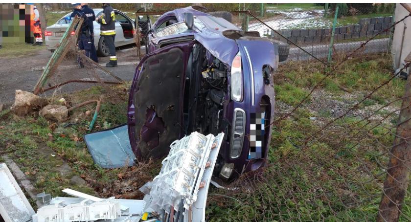 Rozpędzone auto wpadło na prywatną posesję. Pojazd dachował.