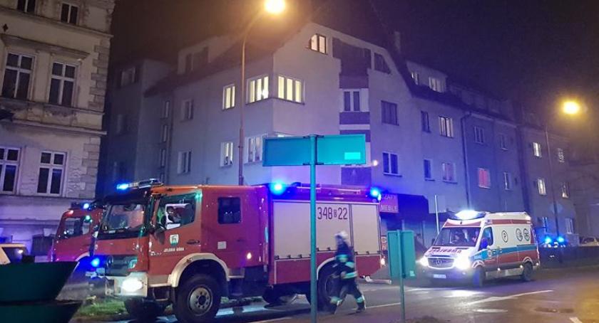 Ktoś podpalił śmieci na klatce schodowej