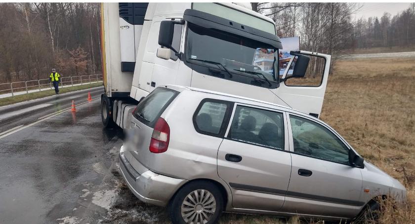 Uwaga - Bardzo ślisko. Zderzenie samochodu z ciężarówką 