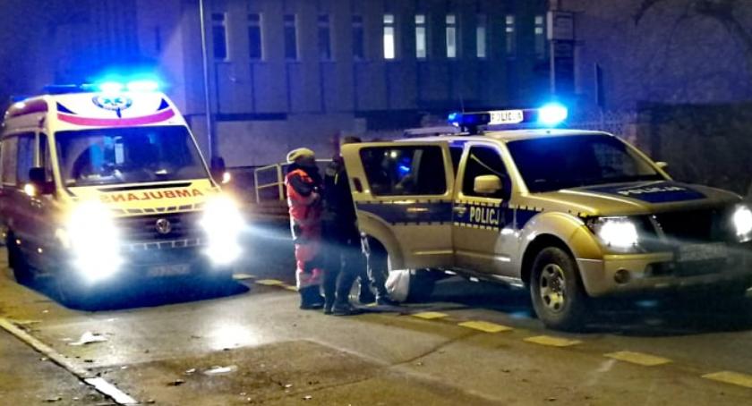 Chciał skoczyć z okna. Był pijany.