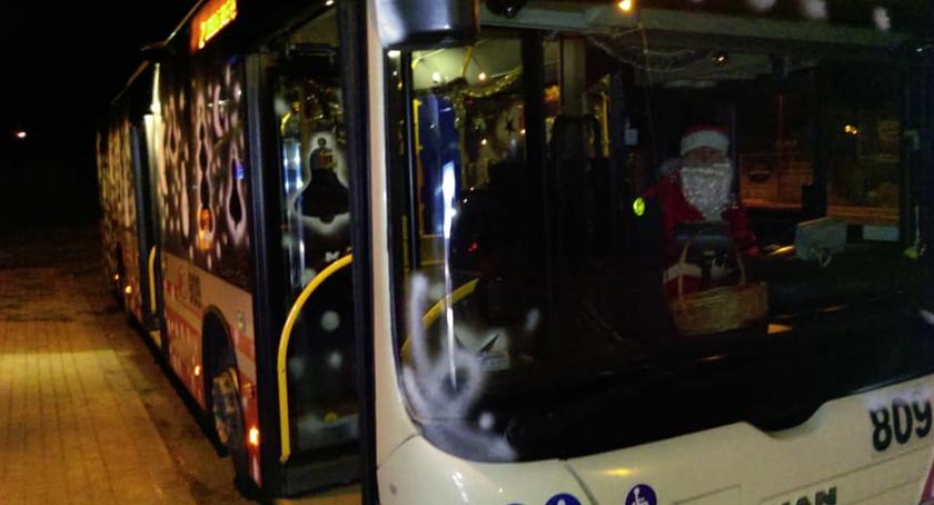 Święty Mikołaj za kierownicą autobusu MZK