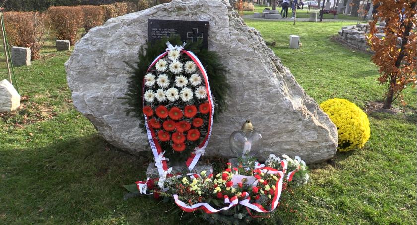 Uroczyste złożenie kwiatów przy Kamieniu Pamięci w Piechowicach