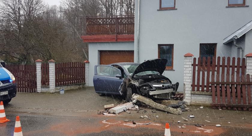 Staranował ogrodzenie i uderzył w budynek. Kobieta w szpitalu