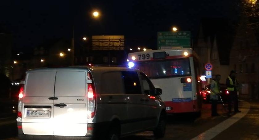 Mężczyzna poślizgnął się i wpadł pod koła autobusu