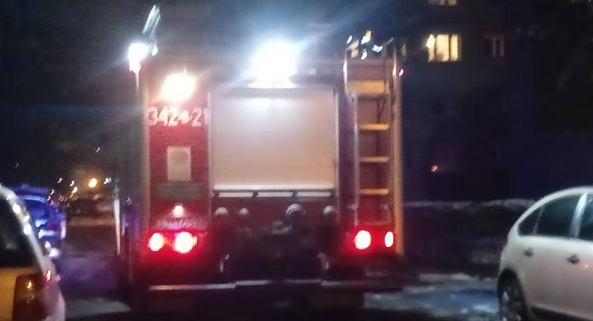 Mieszkańcy wyczuli dym na klatce. Wezwali strażaków