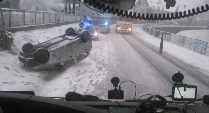 Wpadł w poślizg i dachował