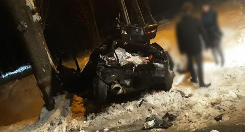 Świeradów Zdrój - Roztrzaskany pojazd. Są osoby ranne.
