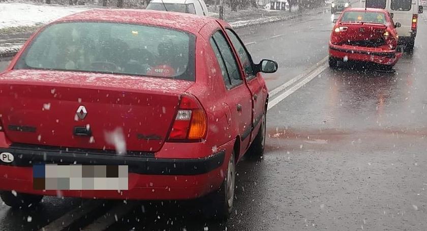 Nie wyhamował i najechał na tył. Dwa auta rozbite po zderzeniu na ulicy Wolności