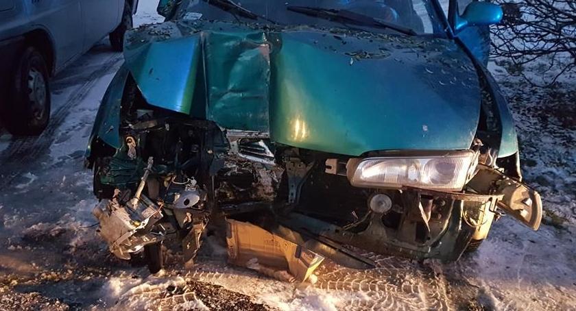 Niemal ściął betonowy słup latarni ulicznej