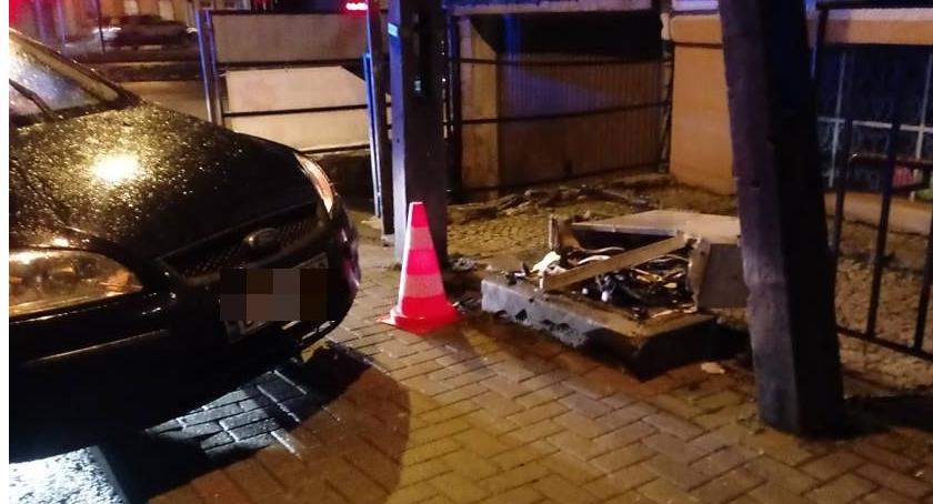 Auto zatrzymało się na słupie i rozbiło skrzynkę elektryczną