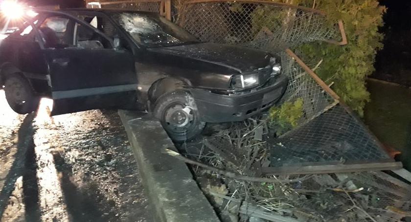 Policyjny pościg ulicami miasta. Uciekające auto rozbiło się na ogrodzeniu.