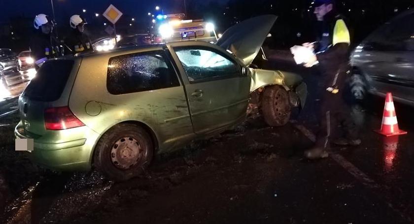 Uderzył w słup sygnalizacji świetlnej w alei Jana Pawła II