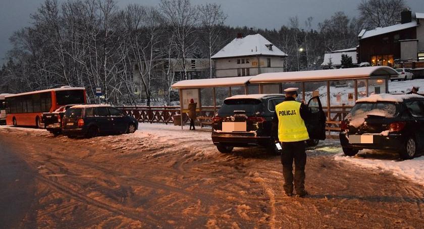 W Szklarskiej Porębie turyści beztrosko parkują na przystanku autobusowym