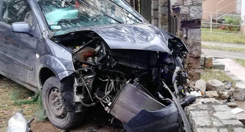 W Nowy Rok rozbił auto na drzewie