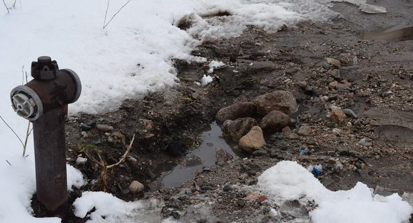 Woda z odkręconego hydrantu zalewała posesje