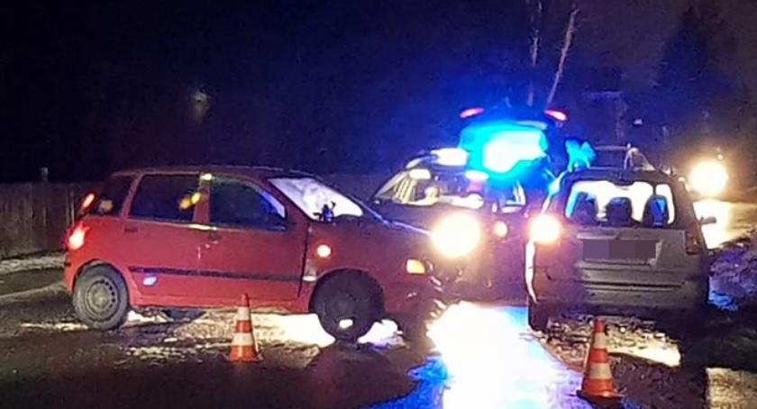 Dwie osoby trafiły do szpitala po zderzeniu w Jeżowie Sudeckim. Włącz Zello.