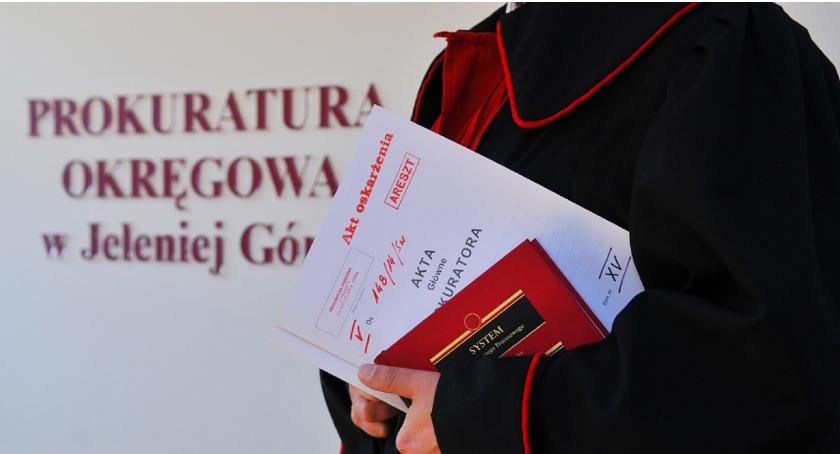 Policjanci pomagali w obrocie narkotykami. Z łapówek zarobili blisko pół miliona złotych.