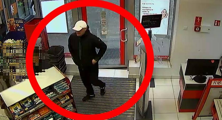 Kradzież w Gryfowie. Rozpoznajesz tych mężczyzn? Szuka ich policja. 