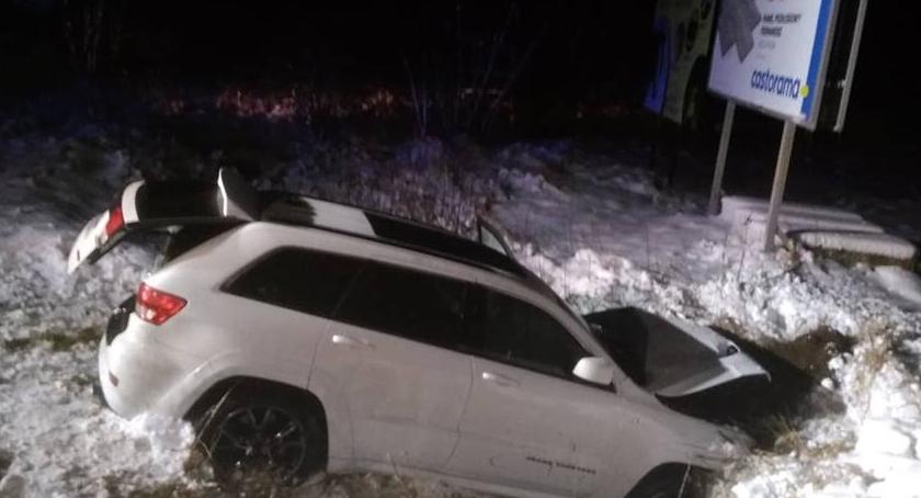 Samochód z czteroosobową rodziną wypadł z drogi