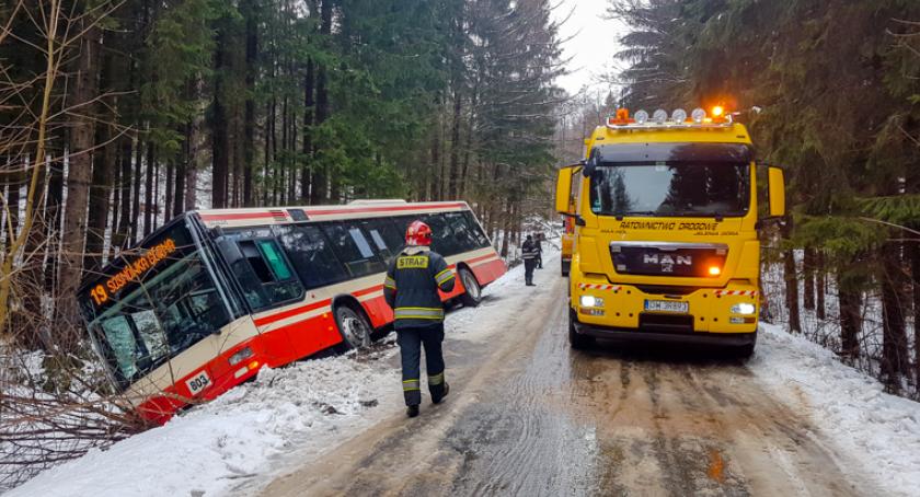 Autobus MZK wpadł do rowu. Kierowca wściekły na drogowców!