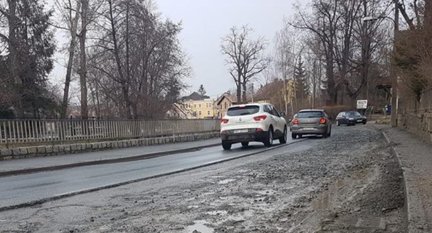 Koszmar kierowców w Cieplicach. Nie widać końca robót na ulicy Wolności.
