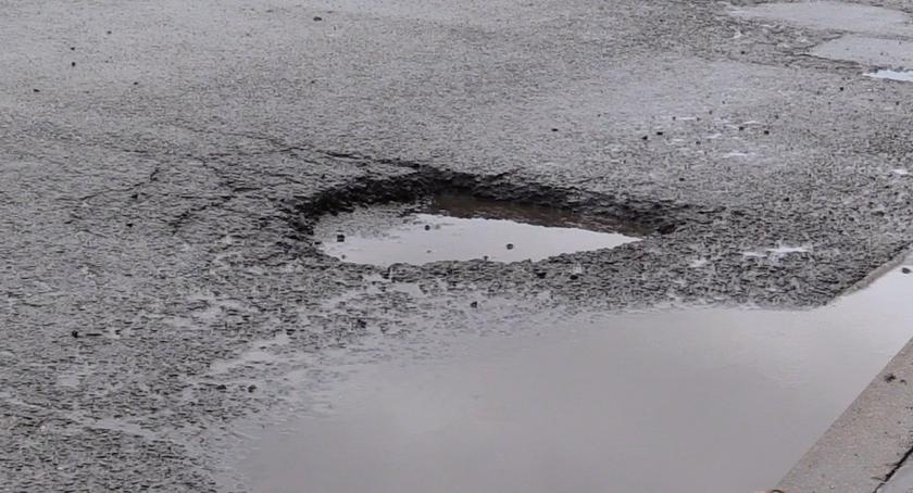 Kierowcy uwaga na dziury. Niektóre z nich są bardzo głębokie.  Nie jest dobrze.