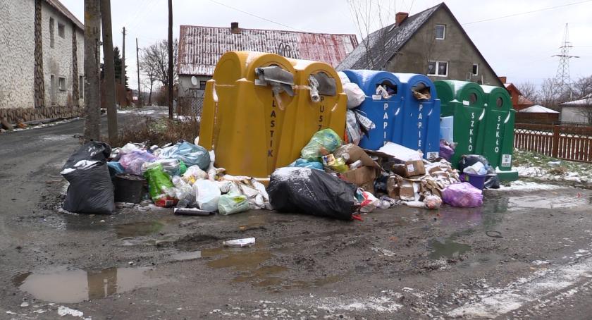 Pojemniki w Pakoszowie pełne śmieci