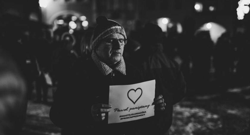 Jelenia Góra : Mieszkańcy uczcili pamięć prezydenta Adamowicza