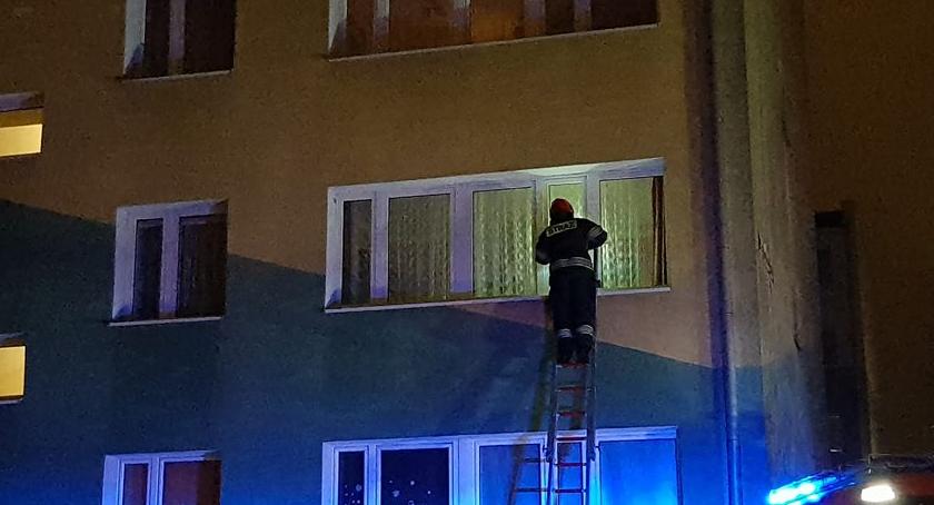 Kobieta zasłabła w mieszkaniu - otwierali je strażacy