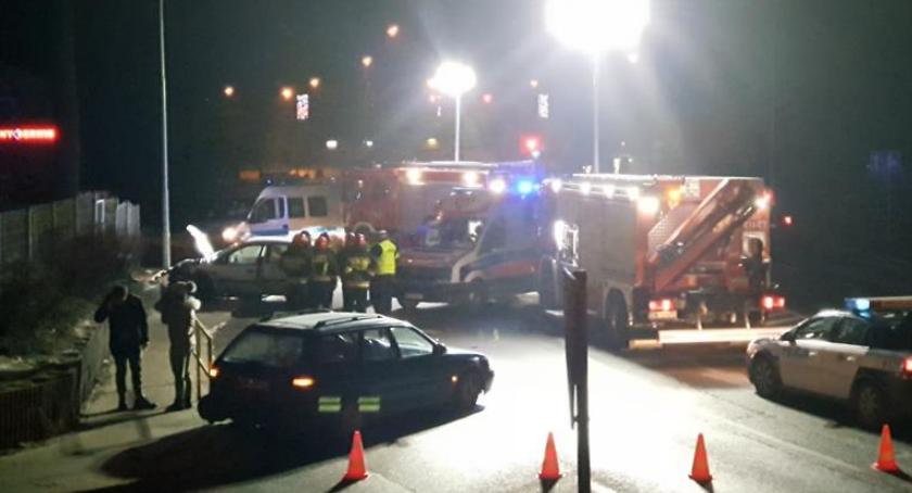 Zderzenie dwóch samochodów na skrzyżowaniu w Cieplicach. Jedno auto wpadło na ogrodzenie.