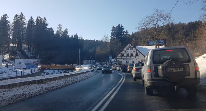 Oblężenie Szklarskiej Poręby. Zakorkowane drogi dojazdowe