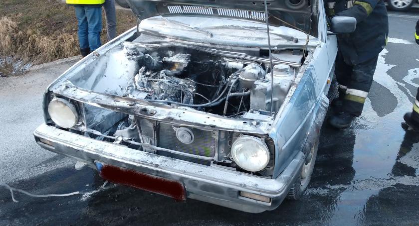 Volkswagen zapalił się podczas jazdy. Kierująca zdążyła uciec.