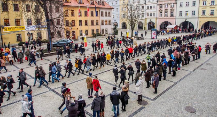 Jelenia Góra : Maturzyści zatańczyli Poloneza na Placu Ratuszowym