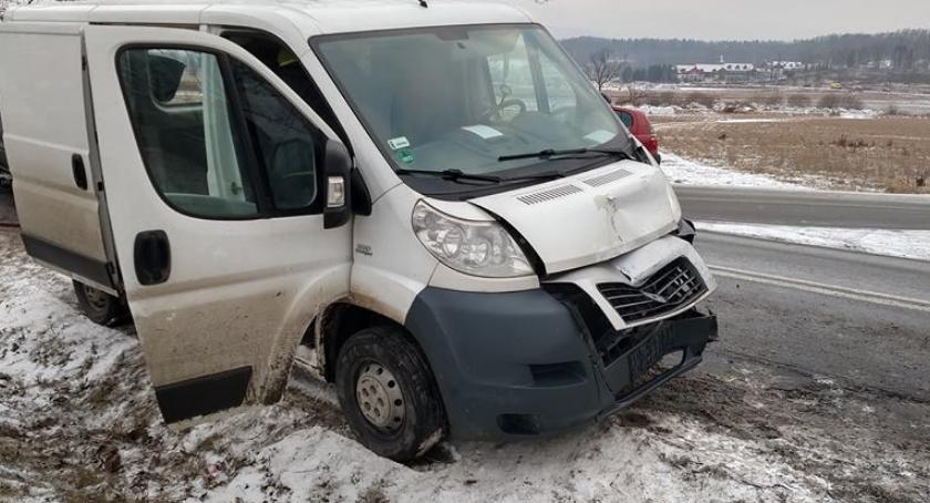 Podwójne najechanie na tył. Trzy samochody zderzyły się w Mysłakowicach