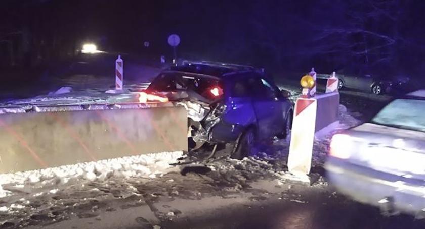 Zderzenie w Radomierzu. Oba auta rozbiły się na barierach.