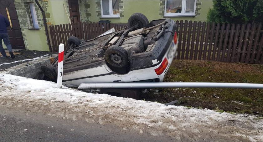 Pojazd na dachu. Kierowca uciekł z miejsca zdarzenia. Włącz Zello
