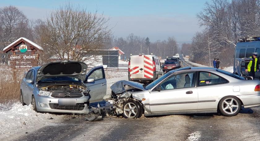 Czołowe zderzenie na drodze Jelenia Góra - Karpacz. Droga zablokowana.