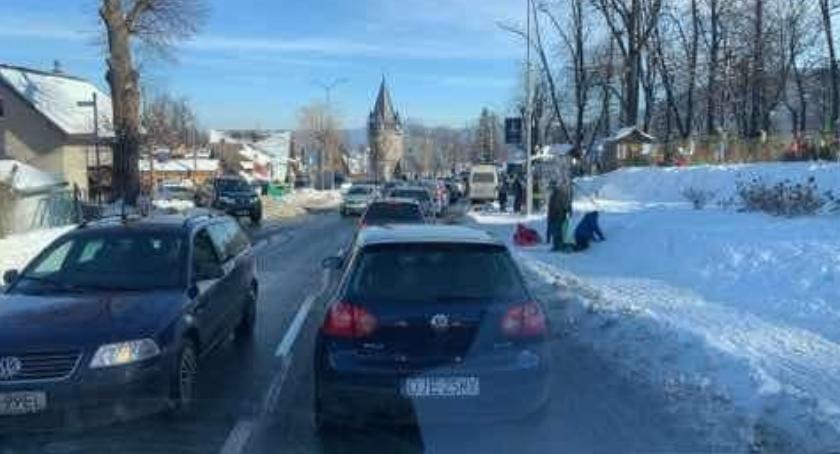 Oblężenie Karpacza. Zakorkowany dojazd i drogi w centrum miasta.
