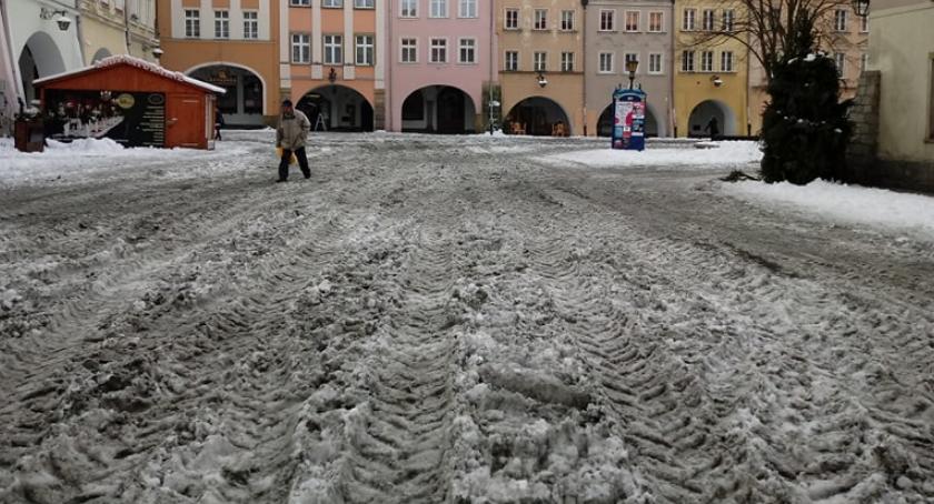 Błoto na Placu Ratuszowym posprzątane