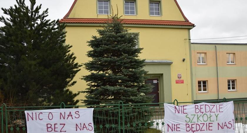 Obronią szkołę w Sosnówce ? Oddaj swój głos w sondzie.