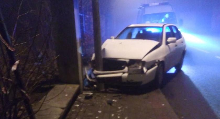 Na Pijarskiej auto uderzyło w latarnię. Kierująca uciekła.