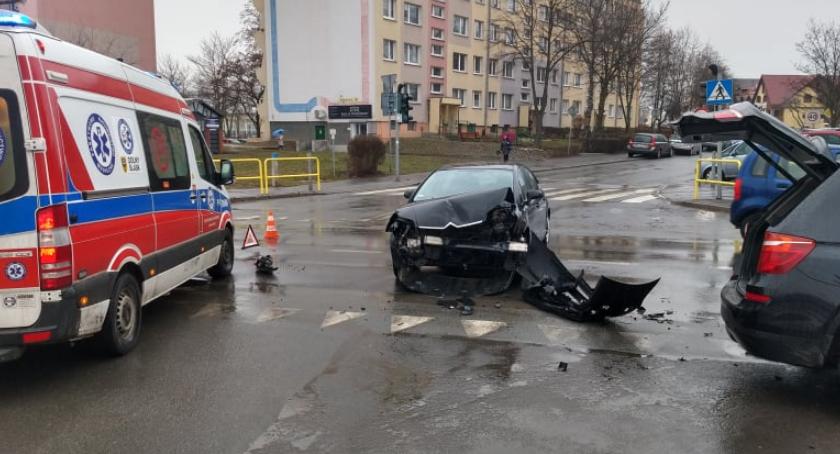 Zderzenie dwóch samochodów. Troje dzieci w szpitalu