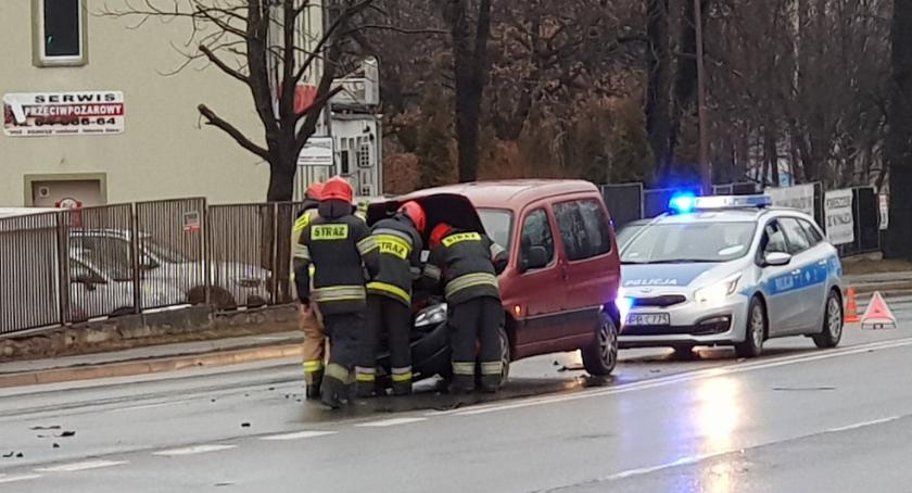 Zagapił się i uderzył w tył Volkswagena