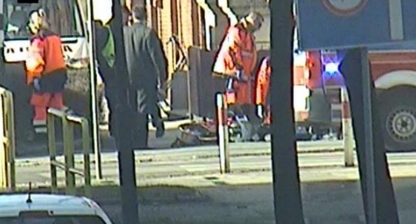 Starszy mężczyzna zasłabł pod Sądem. Reanimowali go strażnicy miejscy.
