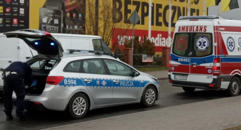 Wbiegł na ulice wprost pod samochód 