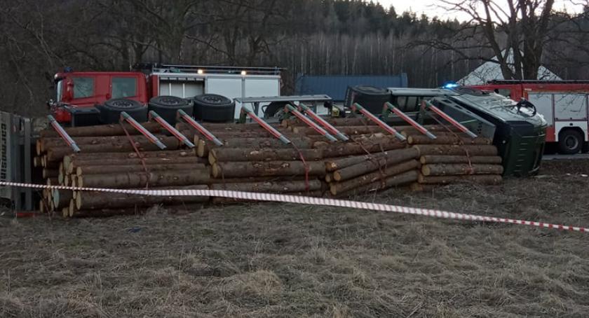 Przewróciła się ciężarówka z drewnem