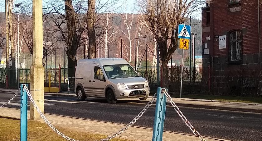 Kierowcy stwarzają zagrożenie przy szkole 