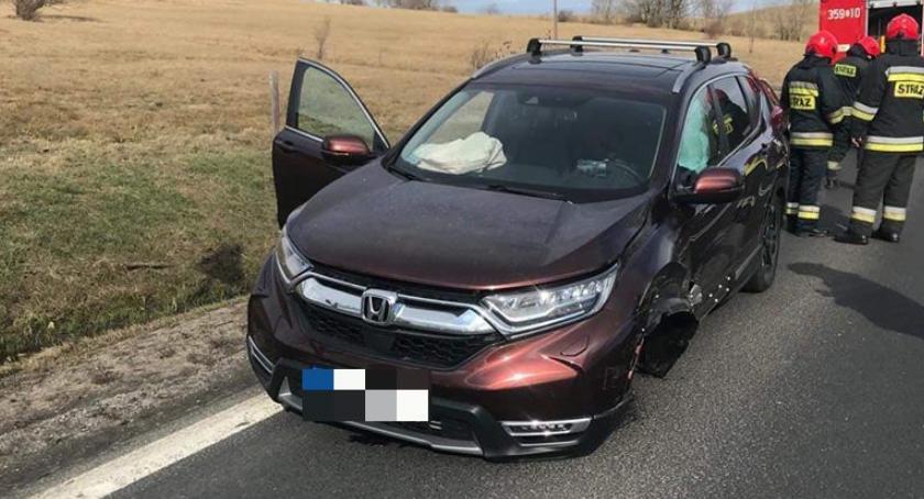 Ciężarówka urwała koło w samochodzie osobowym