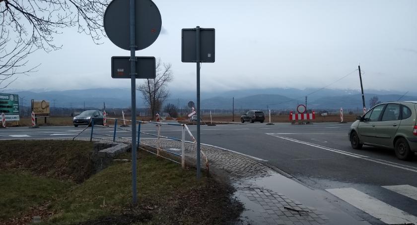 Budowa ronda stwarza problemy kierowcom 