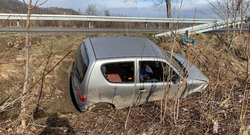 Wypadł z drogi i wpadł do głębokiego rowu